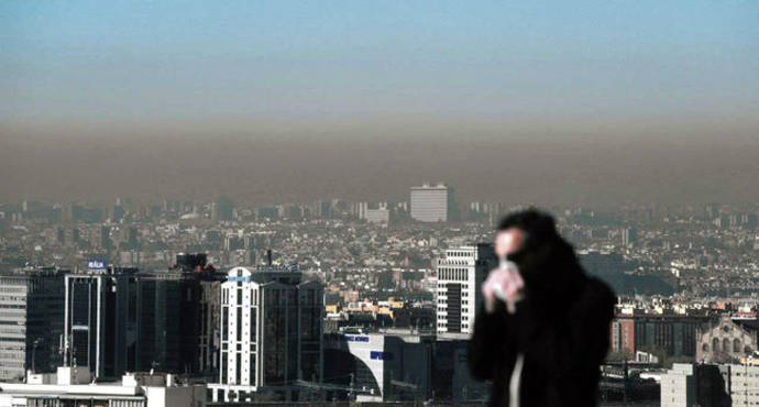 La boina de contaminación es una imagen frecuente en el cielo de Madrid