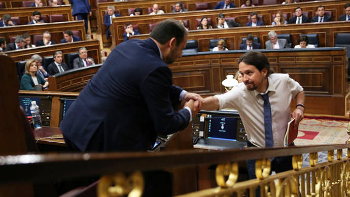 Pablo Iglesias y José Luis Ábalos se estrechan la mano en el Congreso de los Diputados durante la moción de censura contra Mariano Rajoy