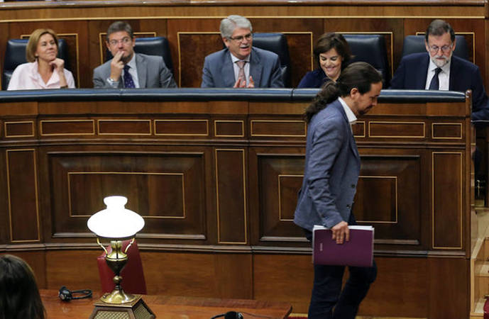 Pablo Iglesias pasa frente a Mariano Rajoy antes de arrancar su discurso en la moción de censura