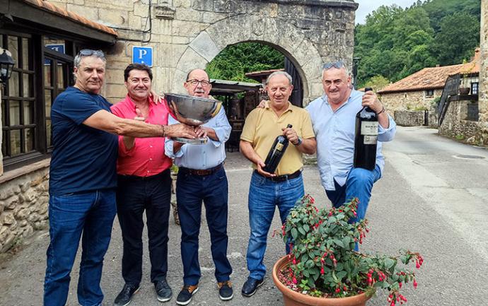 Los cántabros Miera y Alonso ganaron el concurso de mus disputado en Barcenaciones