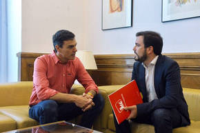 Sánchez se compromete ante Garzón a apoyar la despenalización de la eutanasia y la reforma electoral