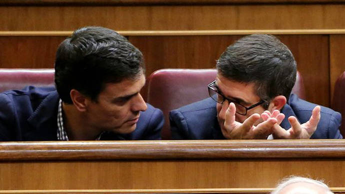 Pedro Sánchez hablando con Patxi López en el Congreso