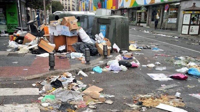 FOTO DE ARCHIVO. La céntrica Plaza de la Puerta de los Moros en el tercer día de huelga de trabajadores de limpieza en Madrid en 2013