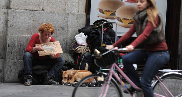 Un hombre pide limosna en el centro de Madrid