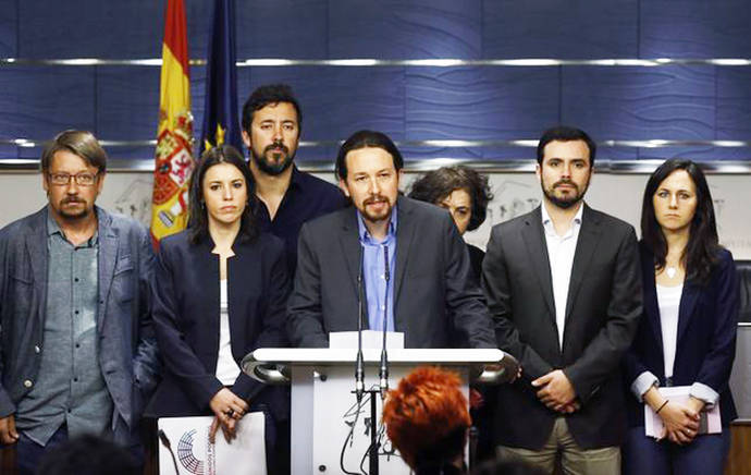 Pablo Iglesias y el resto de dirigentes de Unidos Podemos durante el anuncio de la moción de censura