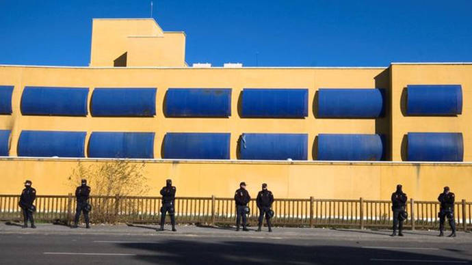 Policías en el Centro de Internamiento de Aluche, Madrid