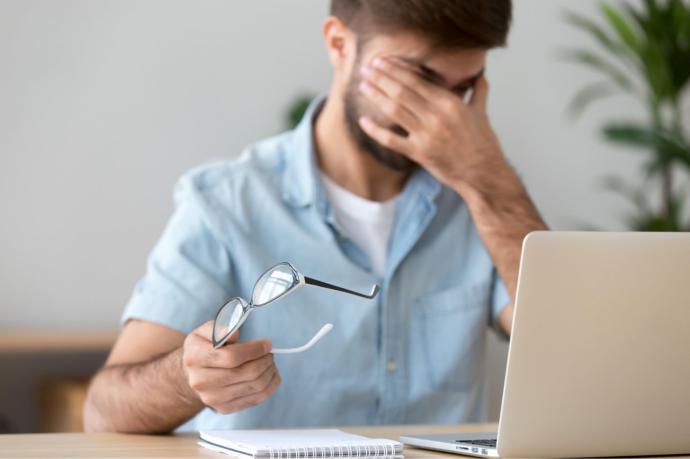 Qué es la presbicia: causa, síntomas y forma de corregir la vista cansada