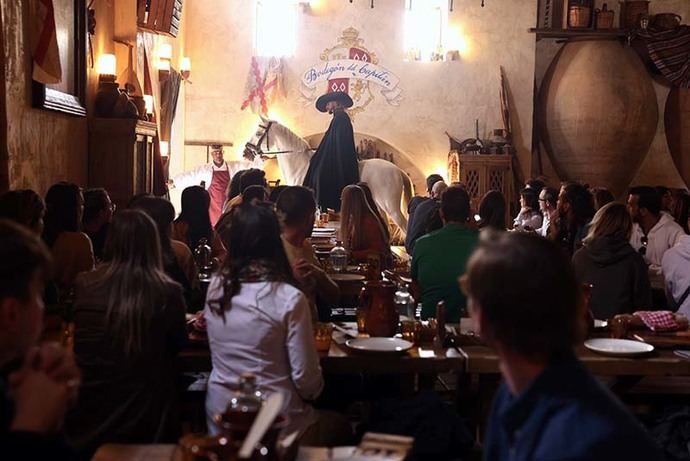 El Bodegón del capitán, Restaurante-espectáculo