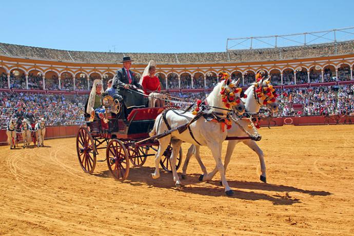 Los enganches de la Feria de Abril lucen en la Maestranza de Sevilla