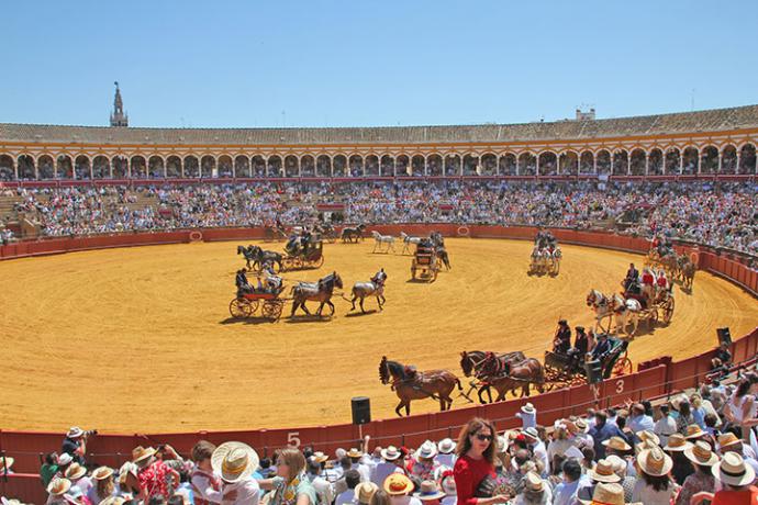 Los enganches de la Feria de Abril lucen en la Maestranza de Sevilla