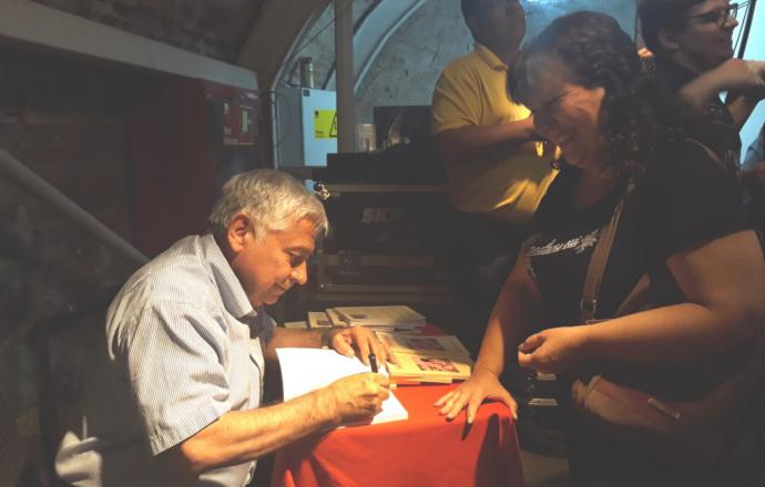 El doctor Fernández firmando su tercera obra.