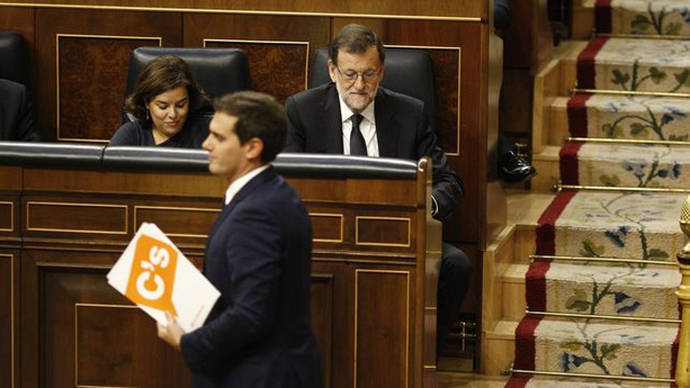 Albert Rivera pasa delante de Rajoy y de Sáenz de Santamaría en el Congreso