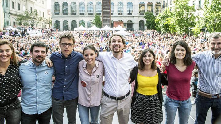 De izquierda a derecha: Lorena Ruiz-Huerta, Ramón Espinar, Íñigo Errejón, Irene Montero, Pablo Iglesias, Dina Dousselham, Isabel Serra y Julio Rodríguez, el pasado 2 de mayo