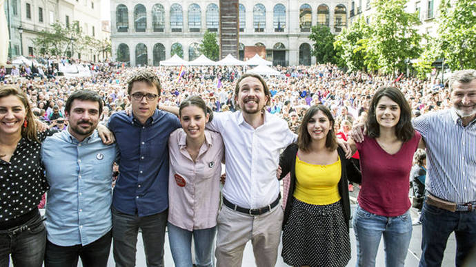 De izquierda a derecha: Lorena Ruiz-Huerta, Ramón Espinar, Íñigo Errejón, Irene Montero, Pablo Iglesias, Dina Dousselham, Isabel Serra y Julio Rodríguez, el pasado 2 de mayo