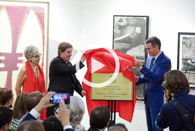 Pedro Sánchez (i.) y Luis García Montero (d.) en el salón de actos del nuevo Instituto Cervantes de Shanghái. A su lado, la directora del centro, Inma González Puy. Foto: Instituto Cervantes de Shanghái (Zhu Weifeng)