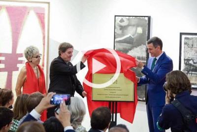 Pedro Sánchez (i.) y Luis García Montero (d.) en el salón de actos del nuevo Instituto Cervantes de Shanghái. A su lado, la directora del centro, Inma González Puy. Foto: Instituto Cervantes de Shanghái (Zhu Weifeng)