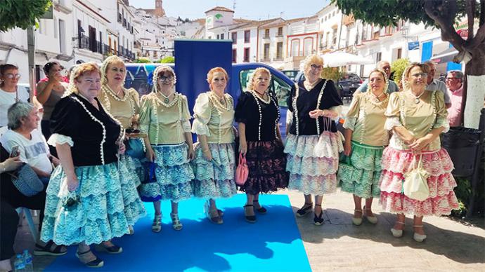 La Diputación celebra en Ardales un desfile de trajes típicos comarcales con la participación de mayores de la provincia