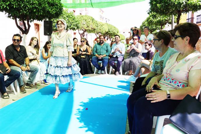 La Diputación celebra en Ardales un desfile de trajes típicos comarcales con la participación de mayores de la provincia