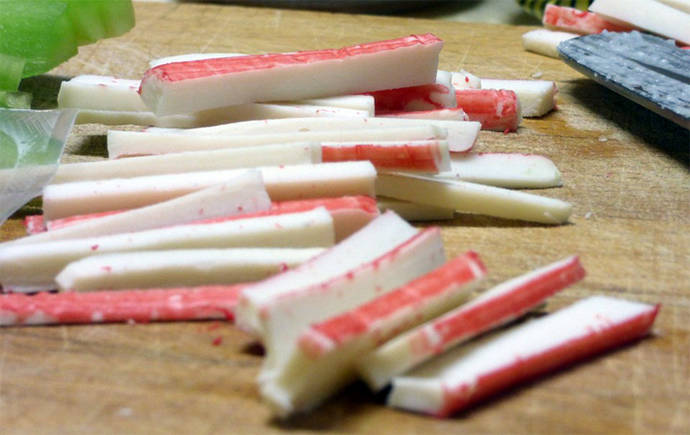 Pesca ilegal y trabajo esclavo detrás del surimi, el falso cangrejo que nadie sabe de dónde procede