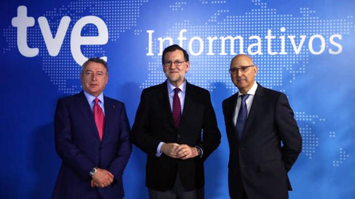 El presidente de TVE, José Antonio Sánchez, con Mariano Rajoy y el director de informativos, José Antonio Álvarez Gundín