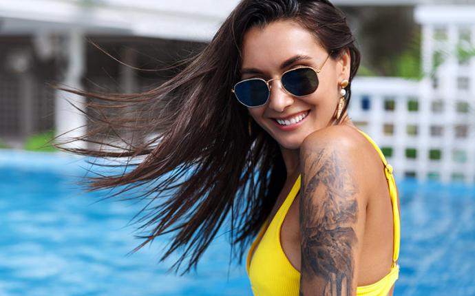 Cómo cuidar y proteger los tatuajes en verano