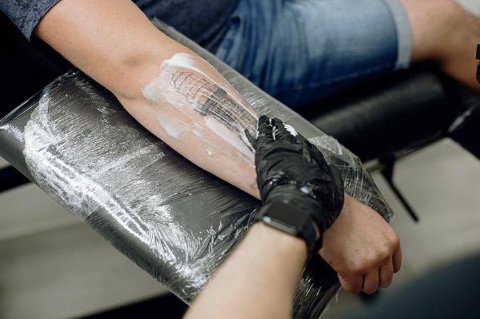 Cómo cuidar y proteger los tatuajes en verano