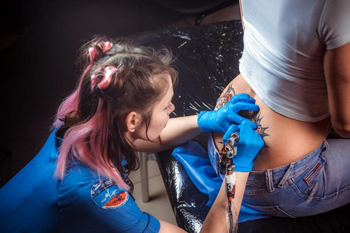 Cómo cuidar y proteger los tatuajes en verano