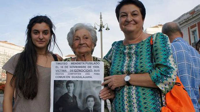 Foto de Asunción Mendieta Ibarra, su hija y una de sus nietas