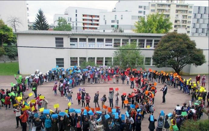 Estudiantes realizan el símbolo de la Noviolencia