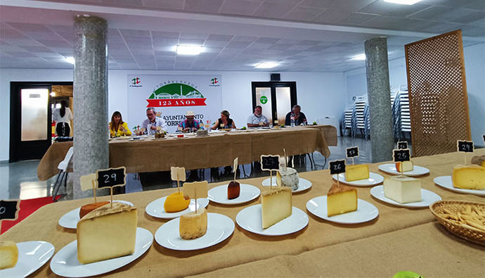 Uno de los jurados del concurso de quesos