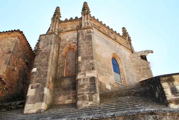 La iglesia parroquial de San Pedro Apostol, con la Capilla de la Asunción.