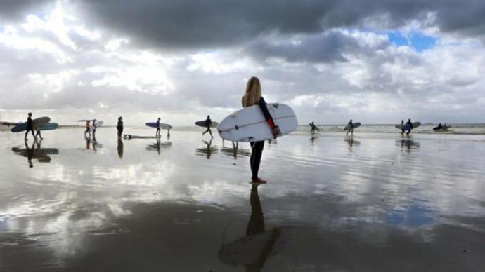 Aprende a hacer surf con toda la familia este verano