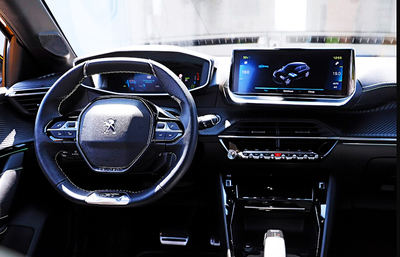 Comparando estilos: Peugeot 208 vs. Peugeot 5008