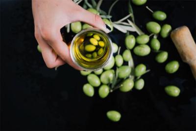 El aceite de oliva con matices picantes y amargos es ideal para aliños y macerados