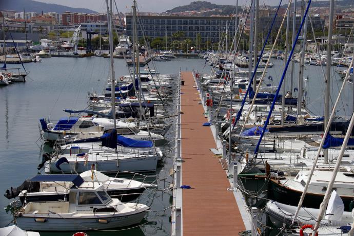 Conoce a las mejores distribuidoras de plataformas flotantes de España