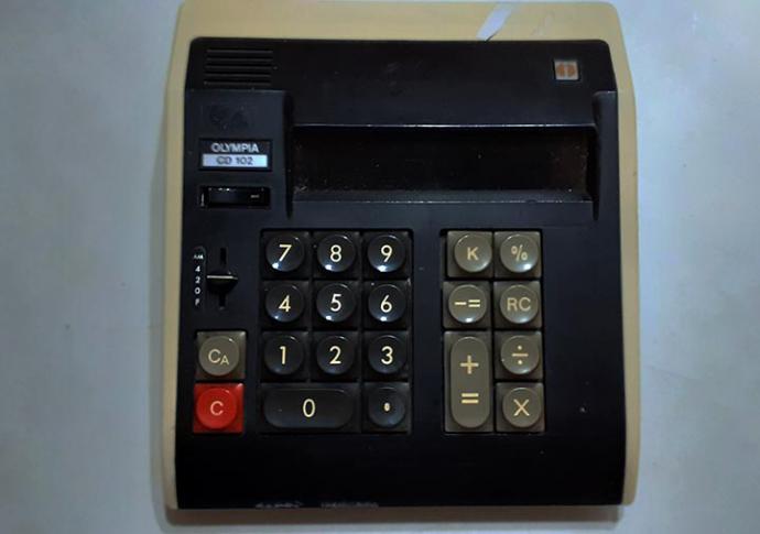 Una antigua calculadora de los años 70's