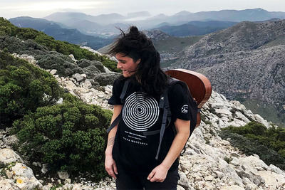 La tendencia que une la moda casual con la aventura en la montaña