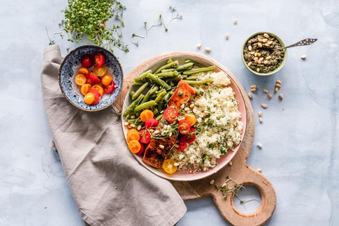 Qué porcentaje de personas comen comida saludable diariamente en España?