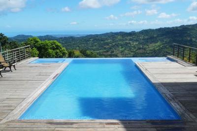 Las piscinas con acabados de cerámica son tendencia