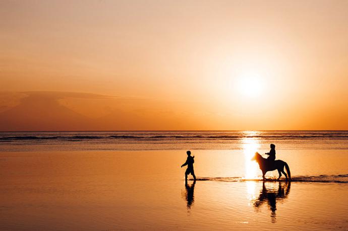 Pasear a caballo por la playa