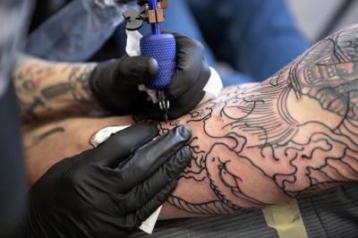 ¿Conoces los tatuajes puntillistas?