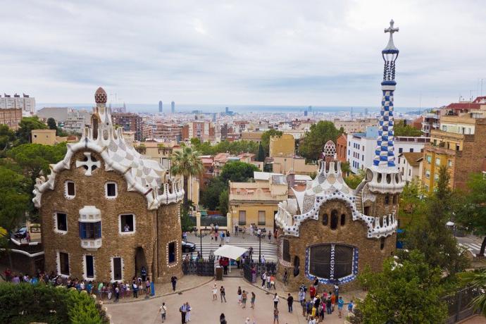 Alójate en un hotel en Park Güell y disfruta de las rebajas de invierno en Barcelona