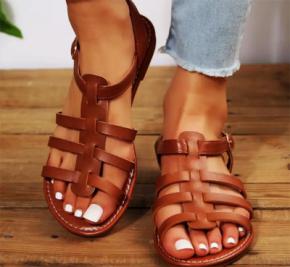 Cómo combinar las sandalias romanas para estar a la moda durante este verano