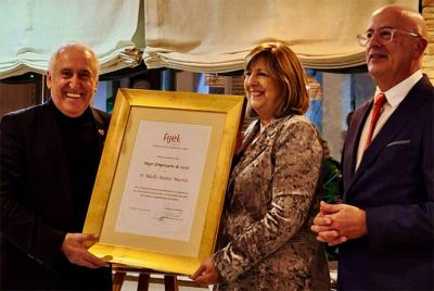 Momento de la entrega del merecido reconocimiento al matrimonio Adolfo Muñoz y Julia García, almas mater y fundadores del grupo Adolfo , de mano del presidente de Fijet España Miguel Angel Gonzalez.