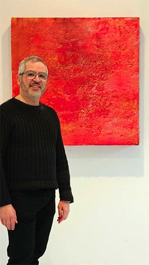 Alberto Reguera junto a su obra Los fulgores del lienzo