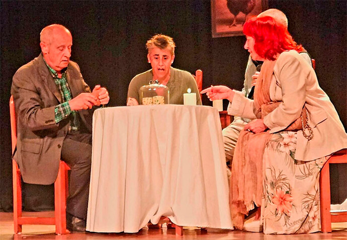 Éxito del grupo de teatro Albricias con su nueva creación “La maldición de la gallina parda”