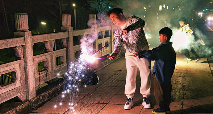 Año nuevo, Petardos y Fuegos artificiales