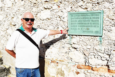 Andrés Alonso muestra la placa recordatoria del Castillo del Morro