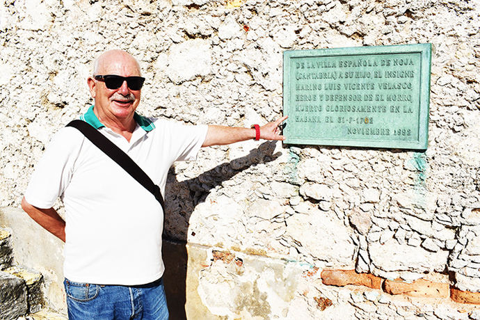 Andrés Alonso muestra la placa recordatoria del Castillo del Morro