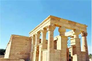 La perpendicularidad del sol sobre el templo de Hibis en el oasis de Al-Kharga en el nuevo valle de Egipto